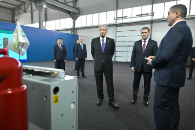 Глава государства осмотрел выставку предприятий обрабатывающей промышленности