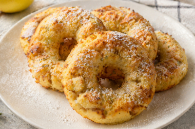 Творожно-яблочные колечки &mdash; можно есть даже на ночь: простой рецепт из яблока и пачки творога. Нежные, сладкие и всего 100 ккал